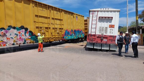 Tren embiste caja de tráiler en cruce ferroviario de Guamúchil; conductor intentó ganarle el paso