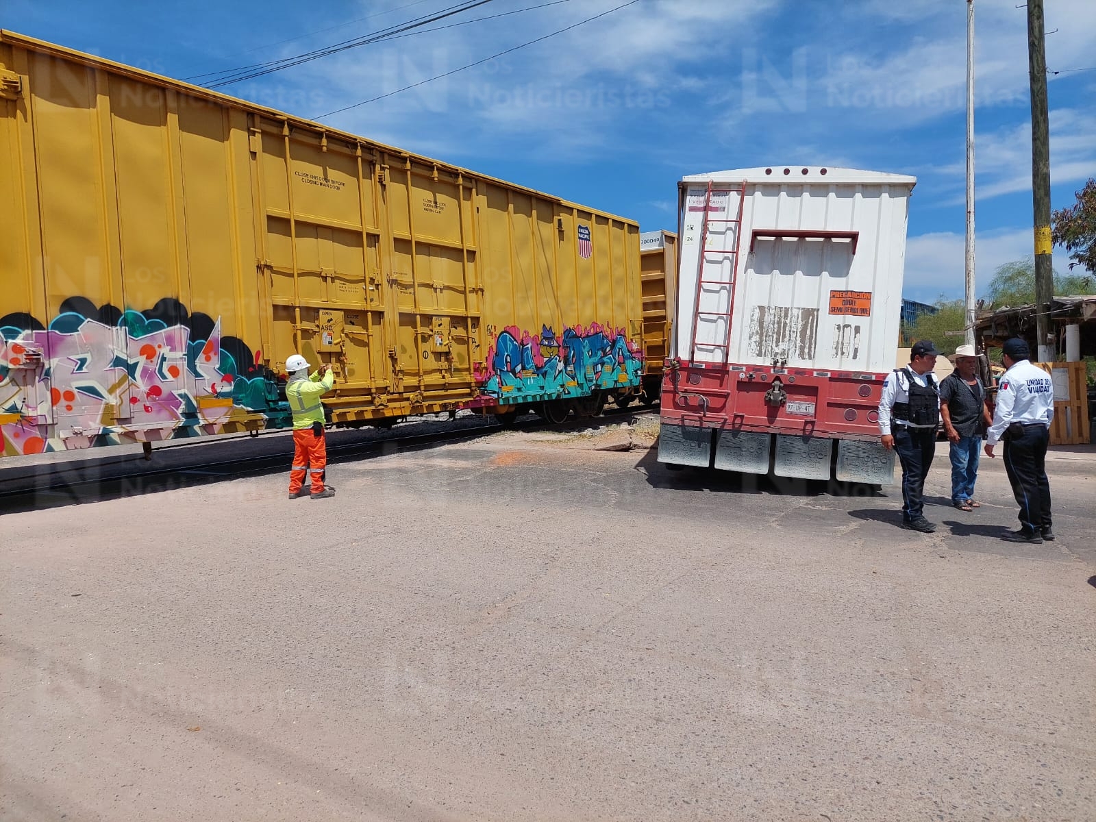 Tren embiste a tráiler en Guamúchil