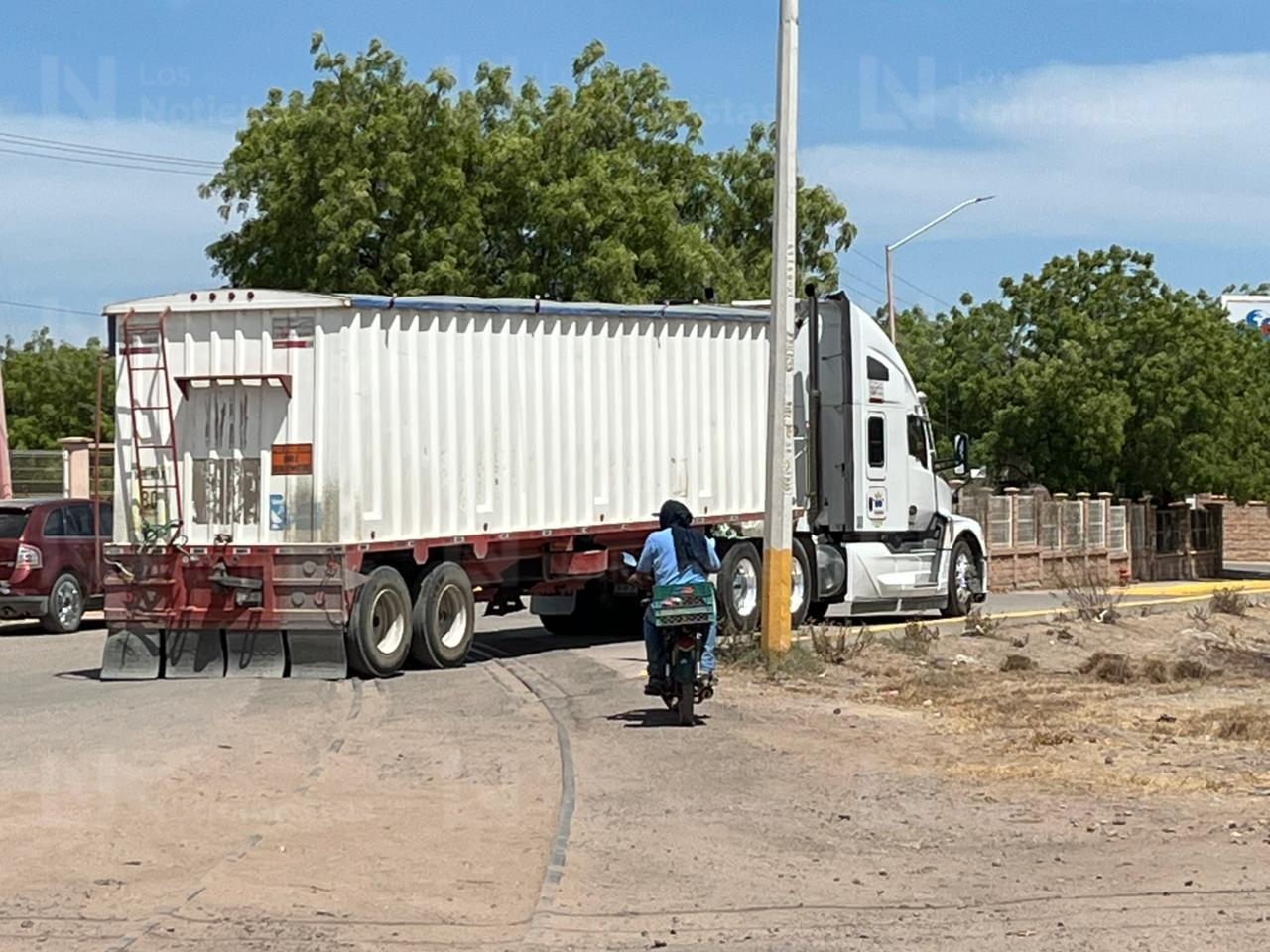 Tren embiste a tráiler en Guamúchil