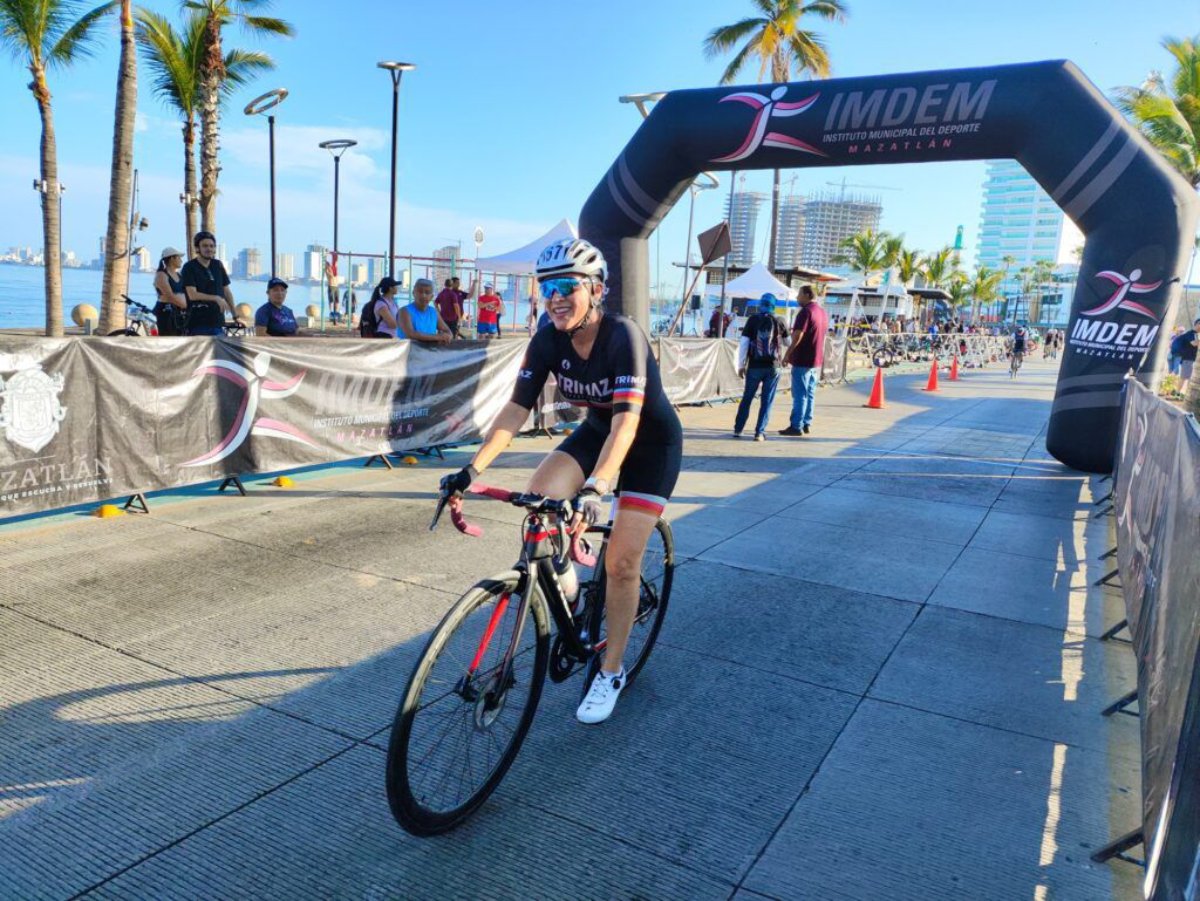 Ciclista cruzando meta