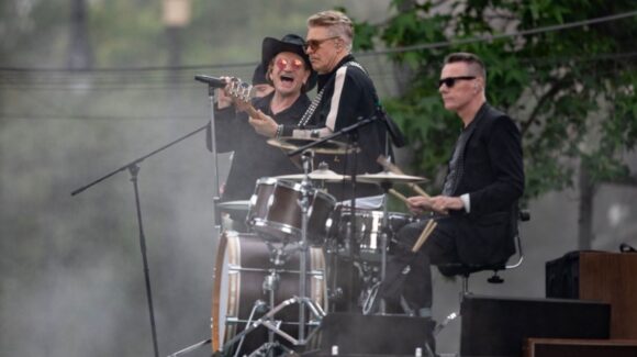 Fans del grupo U2 se reunieron a las afueras del Palacio Nacional tras rumores de una visita