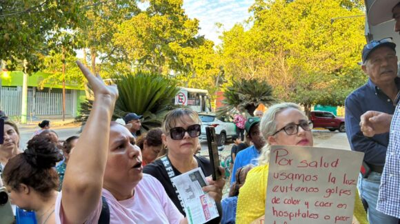 Usuarios de CFE en Los Mochis, Sinaloa, advierten de toma de casetas si no hay solución a recibos impagables