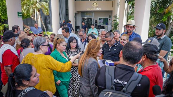 Usuarios de energía eléctrica se manifiestan en el Congreso ante elevados cobros por parte de la CFE en Sinaloa
