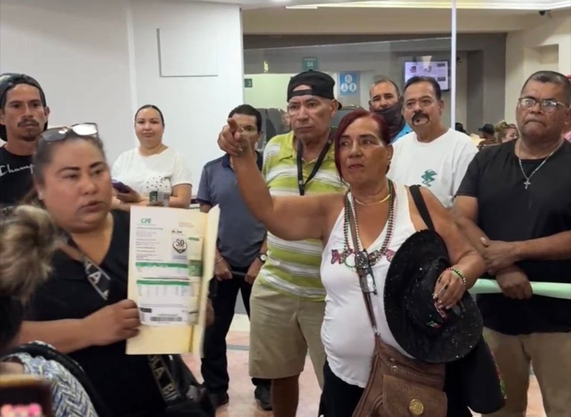 Usuarios de Sinaloa protestan en instalaciones de CFE tras altos cobros