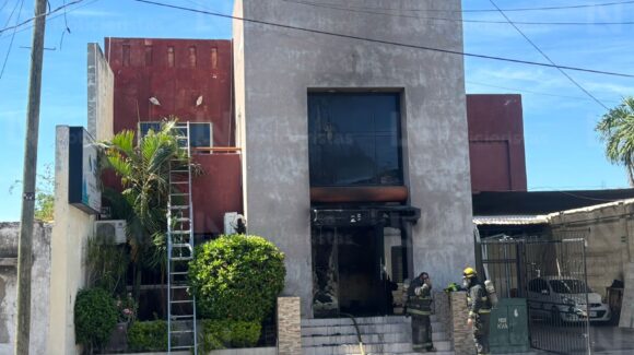 Sujetos encapuchados vandalizan negocio de imprenta en la colonia Los Pinos de Culiacán