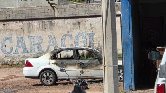 Se quema vehículo en estacionamiento de la colonia Bienestar de Los Mochis, Sinaloa