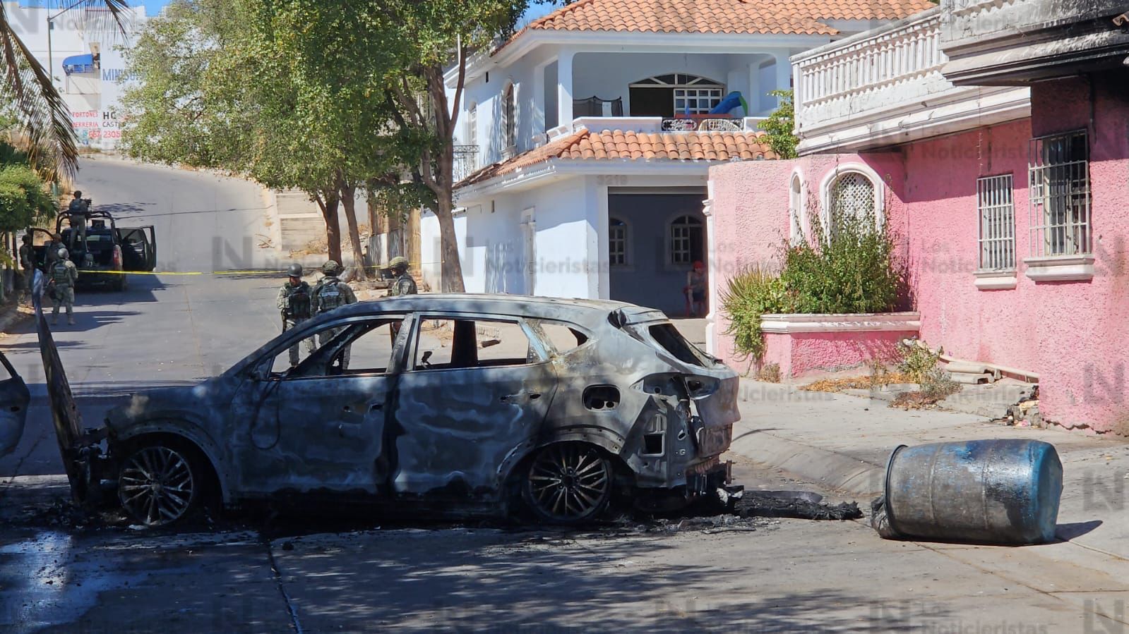 Atacan a balazos, queman dos vehículos y vandalizan un inmueble en Los Almendros de Culiacán