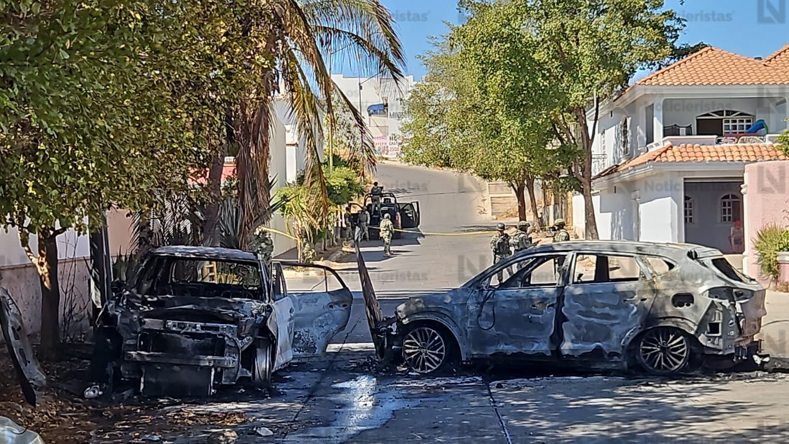Atacan a balazos, queman dos vehículos y vandalizan un inmueble en Los Almendros de Culiacán
