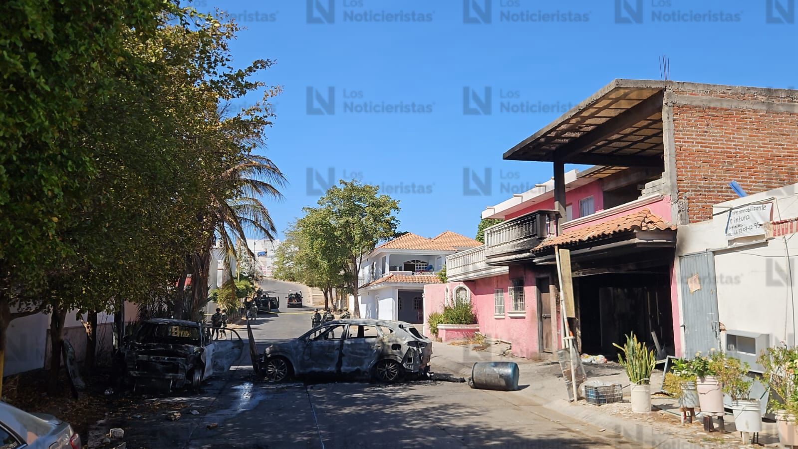 Atacan a balazos, queman dos vehículos y vandalizan un inmueble en Los Almendros de Culiacán