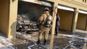 vehiculo se incendia dentro de hotel de paso en mazatlan