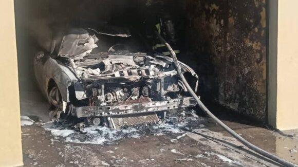 Vehículo se incendia dentro de hotel de paso al norte de Mazatlán, Sinaloa