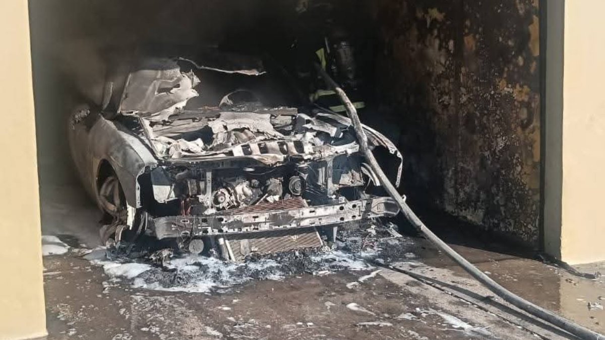 vehiculo se incendia dentro de hotel de paso en mazatlan sinaloa