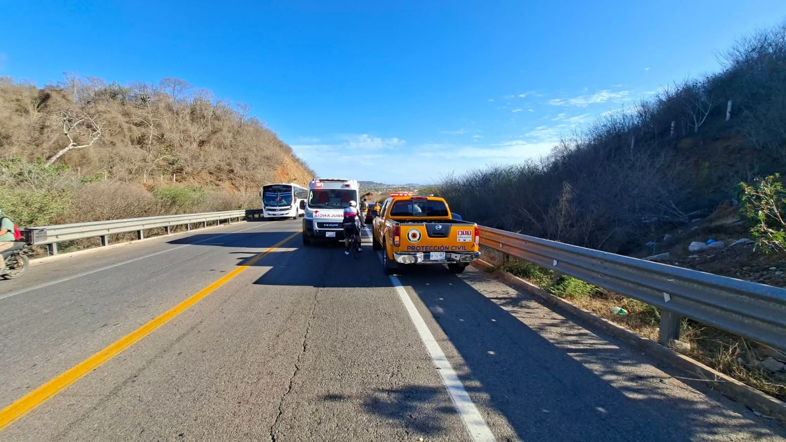 Vehículo se sale de la carretera en Mazatlán