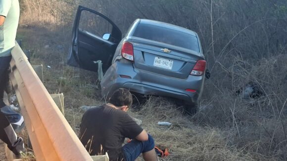 Automóvil se sale de la carretera en la avenida Múnich, en Mazatlán, Sinaloa; tres personas resultan lesionadas