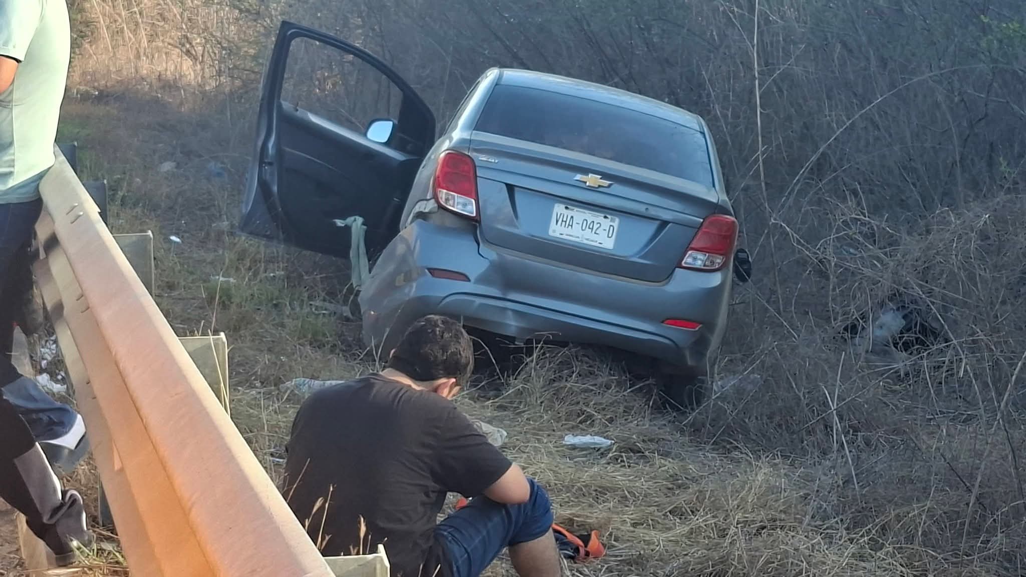 Vehículo se sale de la carretera en Mazatlán