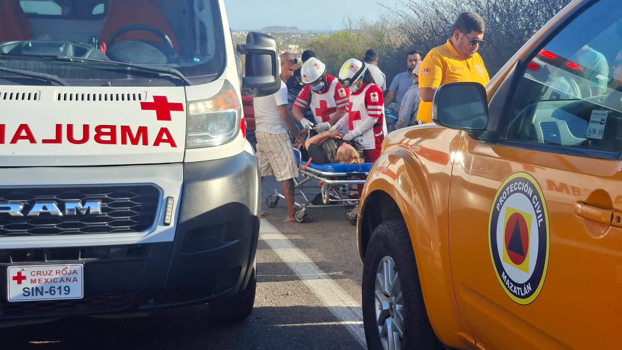 Vehículo se sale de la carretera en Mazatlán