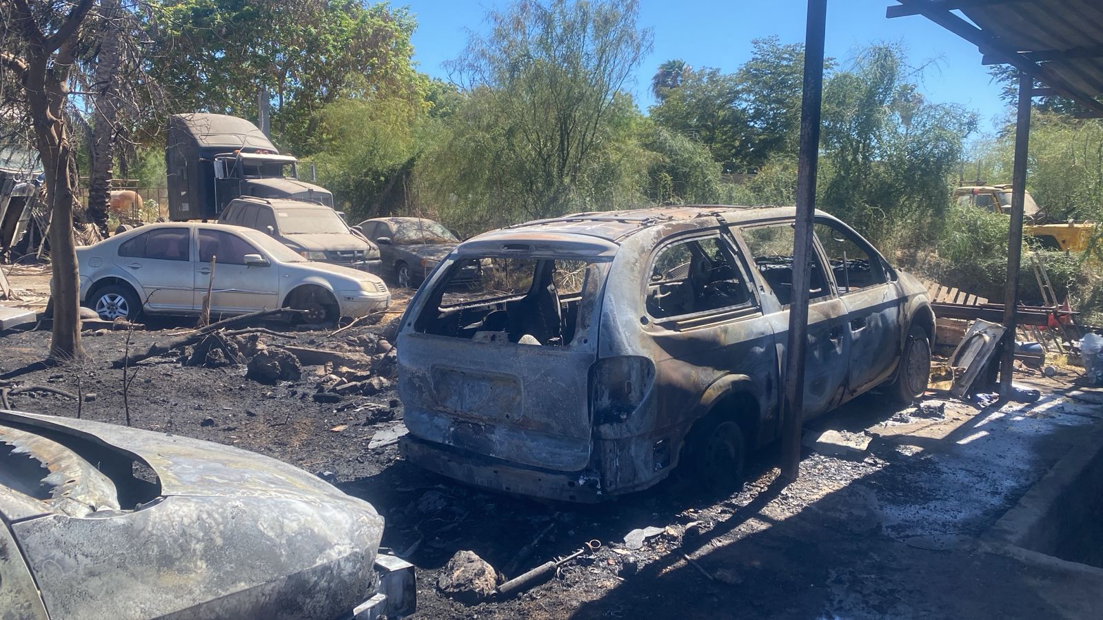Vehículos consumidos por el fuego en un taller de Ahome, Sinaloa