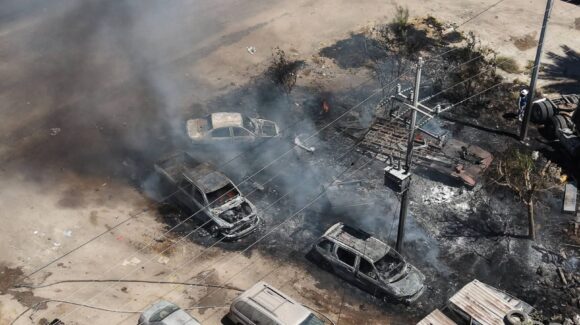 Siete vehículos siniestrados deja voraz incendio en un taller en el Valle del Carrizo, Ahome, Sinaloa