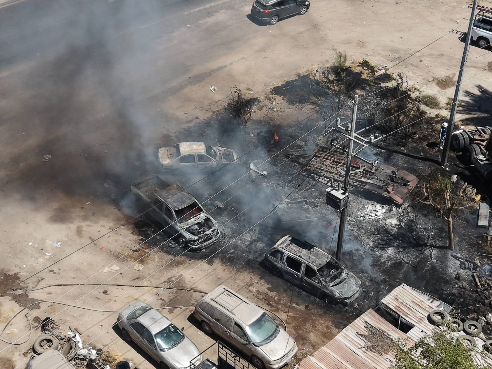 Vehículos consumidos por el fuego en un taller de Ahome, Sinaloa