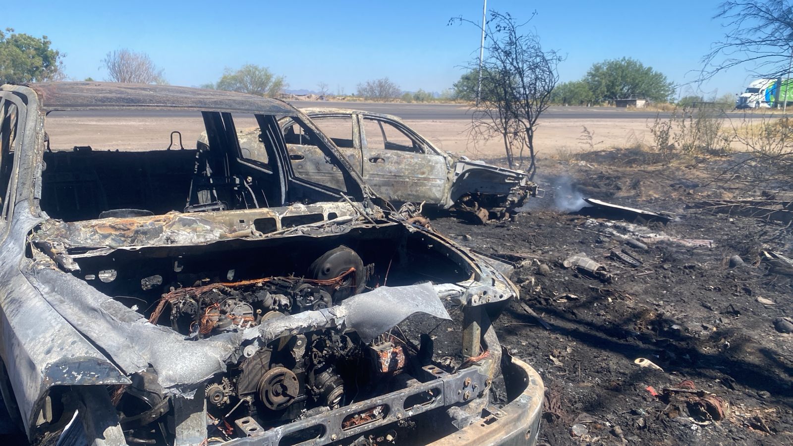 Vehículos consumidos por el fuego en un taller de Ahome, Sinaloa