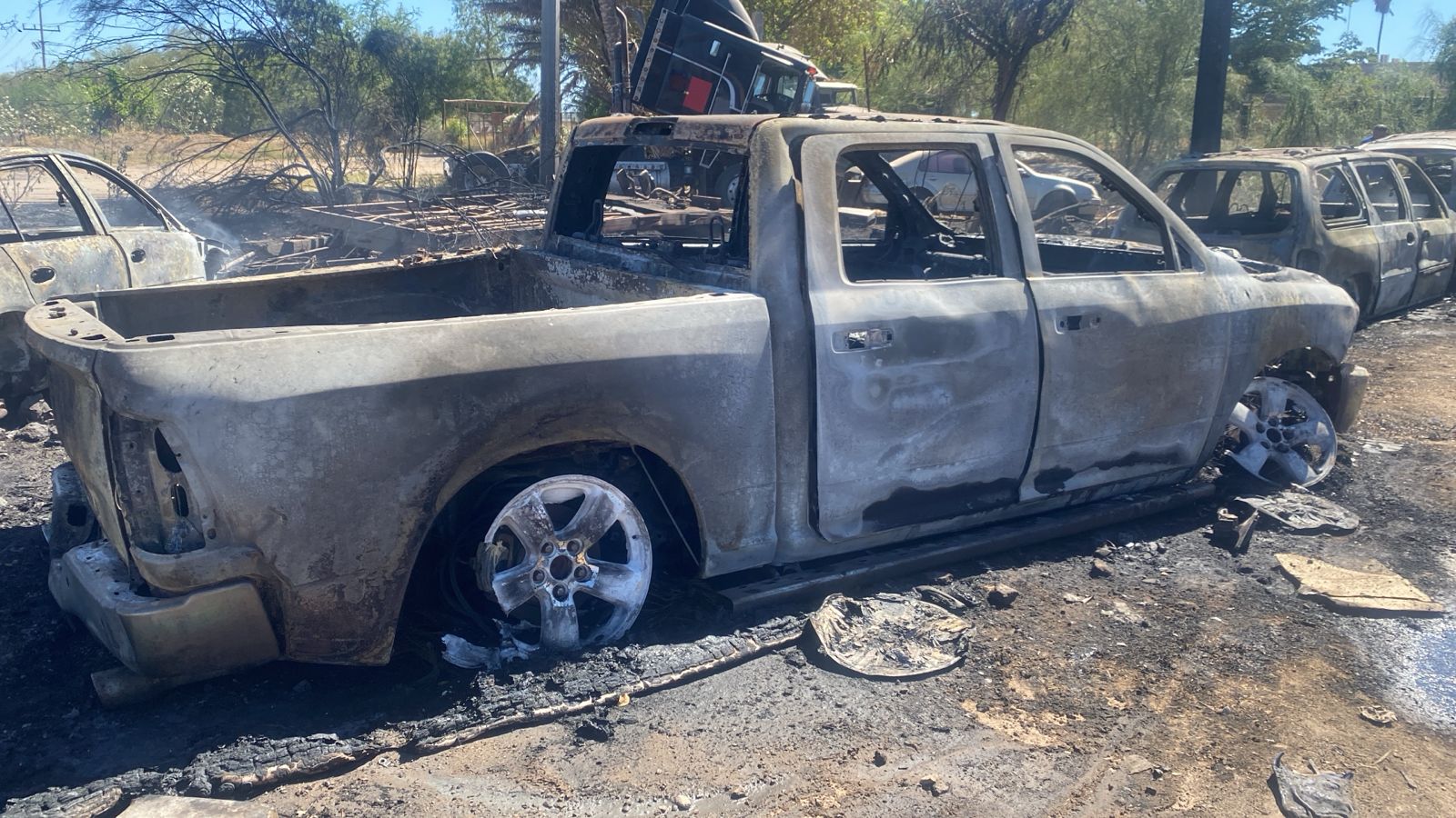 Vehículos consumidos por el fuego en un taller de Ahome, Sinaloa