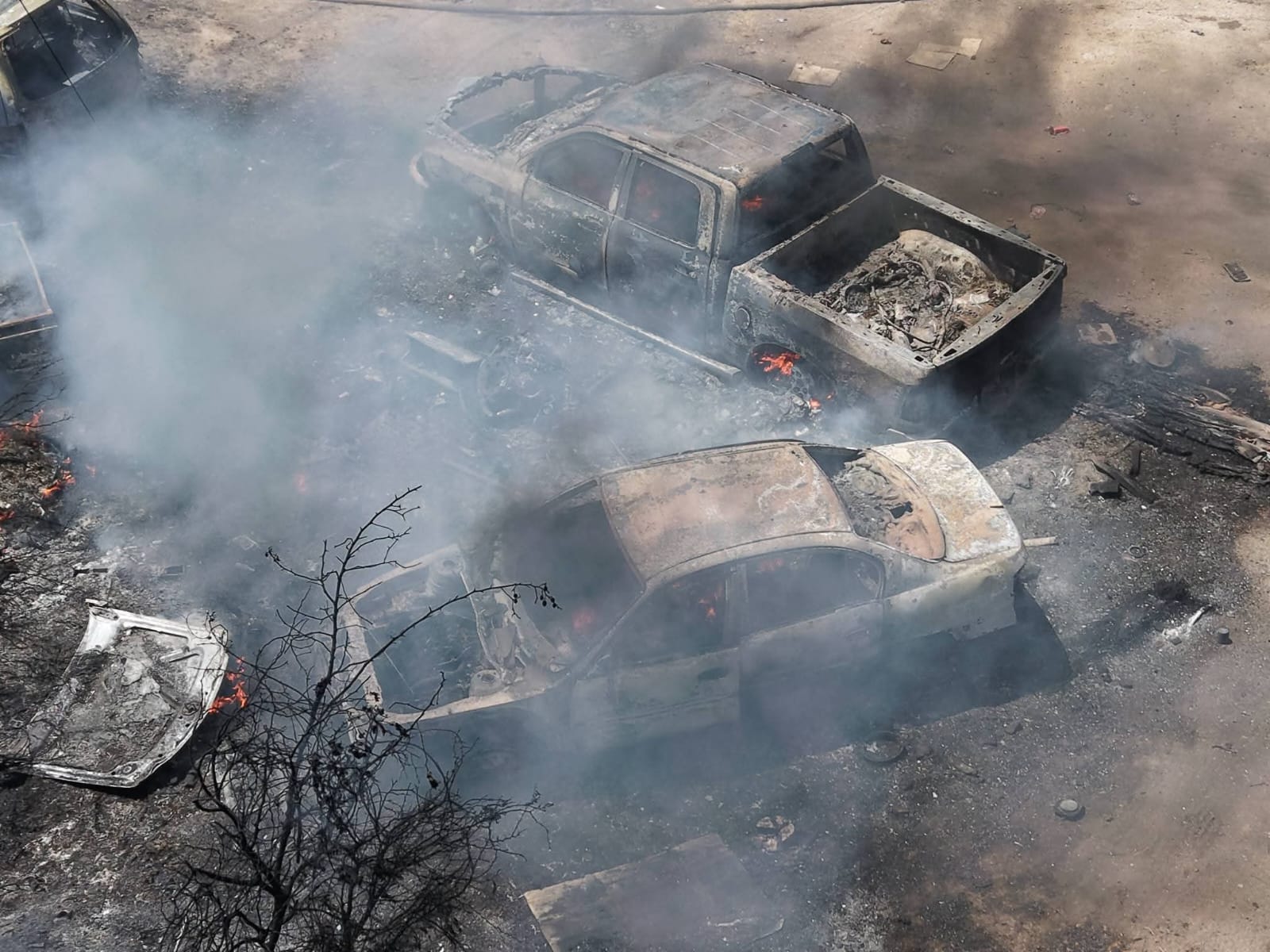 Vehículos consumidos por el fuego en un taller de Ahome, Sinaloa