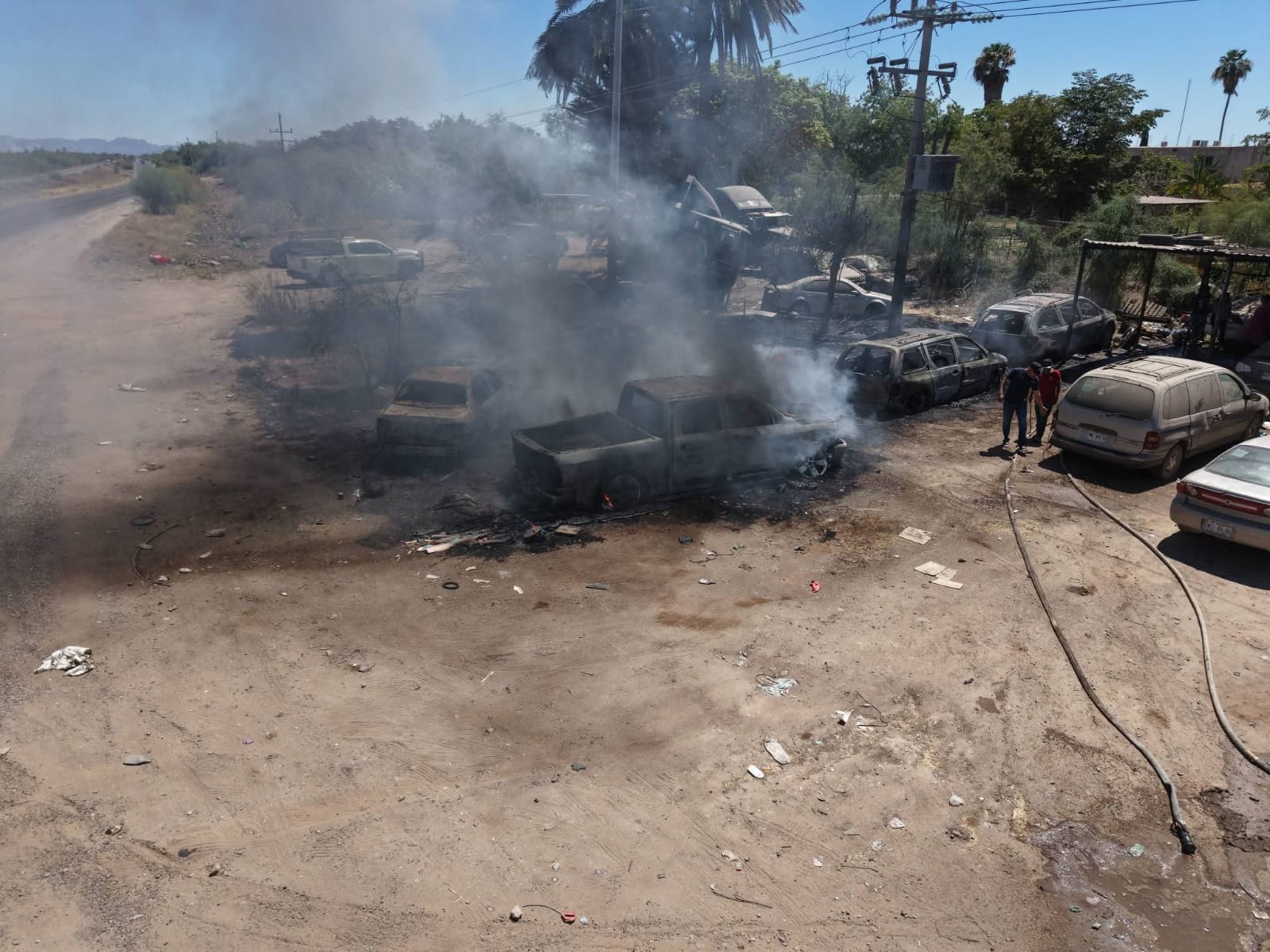 Vehículos consumidos por el fuego en un taller de Ahome, Sinaloa