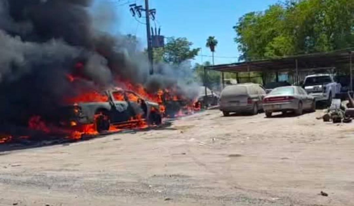Vehículos consumidos por el fuego en un taller de Ahome, Sinaloa