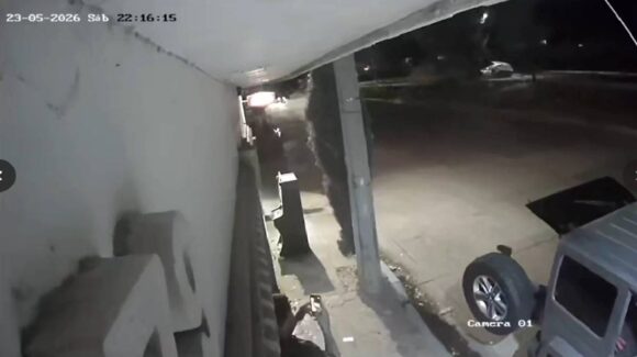Queda grabado el momento donde un joven se impacta contra un árbol en Álamos Country de Los Mochis, Sinaloa