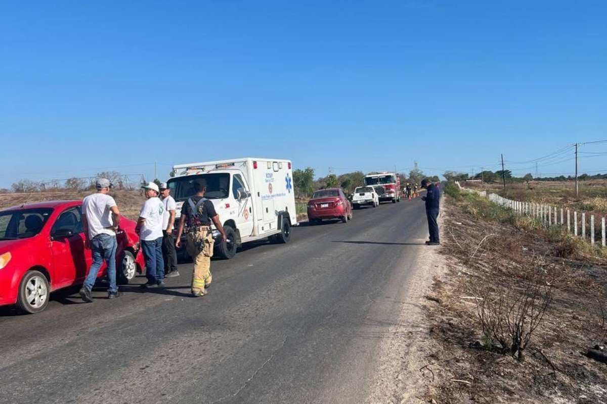 Aparatosa volcadura en carretera Villa Unión–El Roble, Mazatlán,
