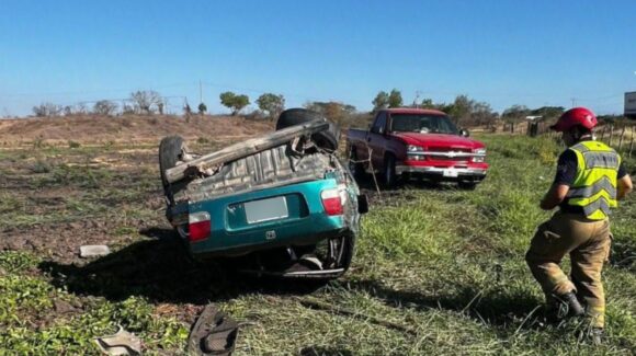 Aparatosa volcadura moviliza a cuerpos de emergencia en carretera Villa Unión–El Roble, Mazatlán, Sinaloa