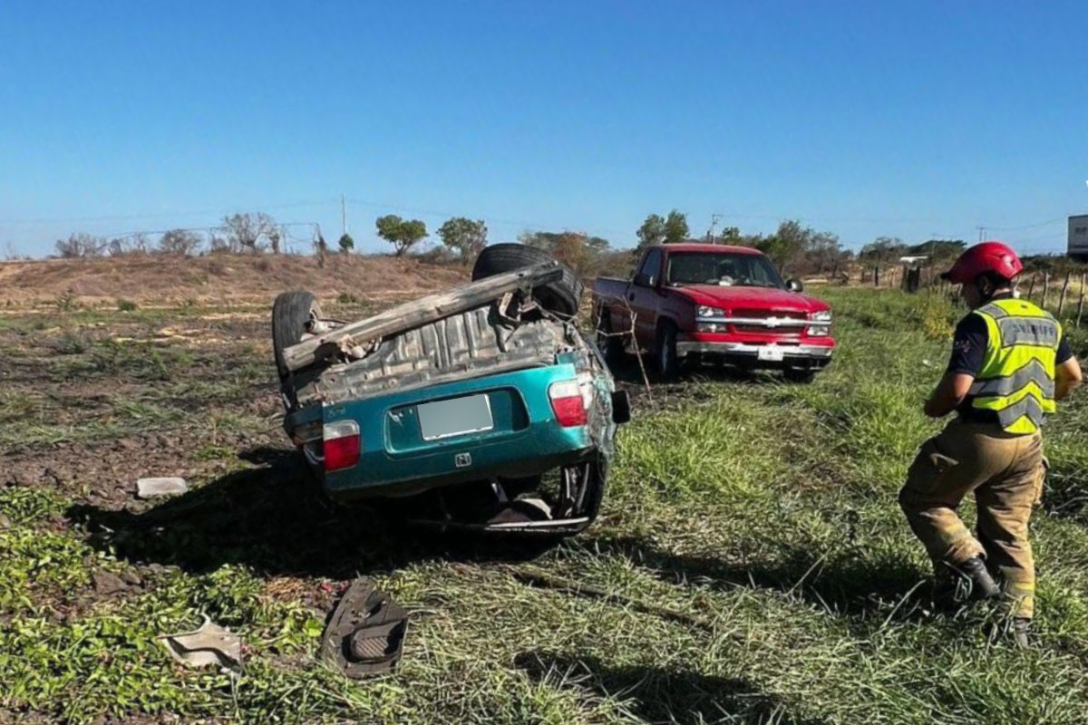 Aparatosa volcadura en carretera Villa Unión–El Roble, Mazatlán,