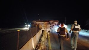 Vuelca camioneta en Guasave, Sin.
