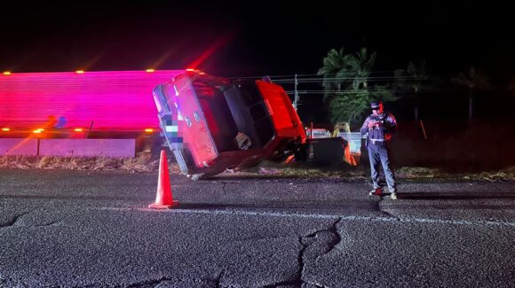 Volcadura sobre la México 15, en Guasave, Sinaloa, deja daños materiales