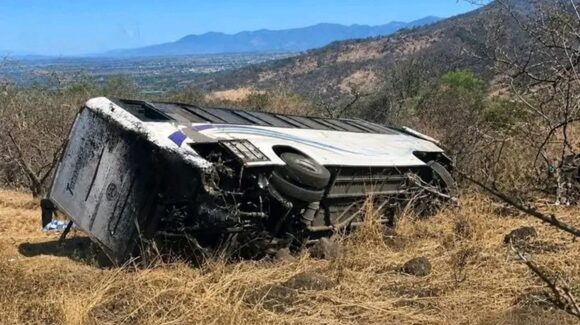 Fatal volcadura de autobús turístico deja 11 fallecidos en Amatlán de Cañas, Nayarit
