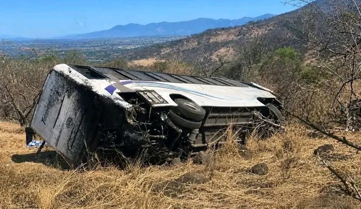 Volcadura de transporte turístico deja 11 fallecidos en Nayarit