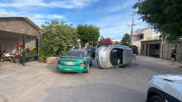 Un hombre lesionado deja volcadura en El Chamizal, en Los Mochis, Sinaloa