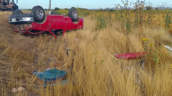 Conductor de camioneta sufre volcadura en la carretera El Carrizo-El Fuerte, en Sinaloa