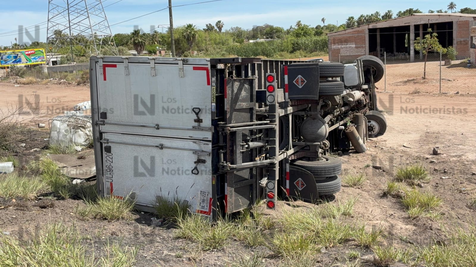 Tractocamión queda volcado a las orillas de la México 15 en Juan José Ríos