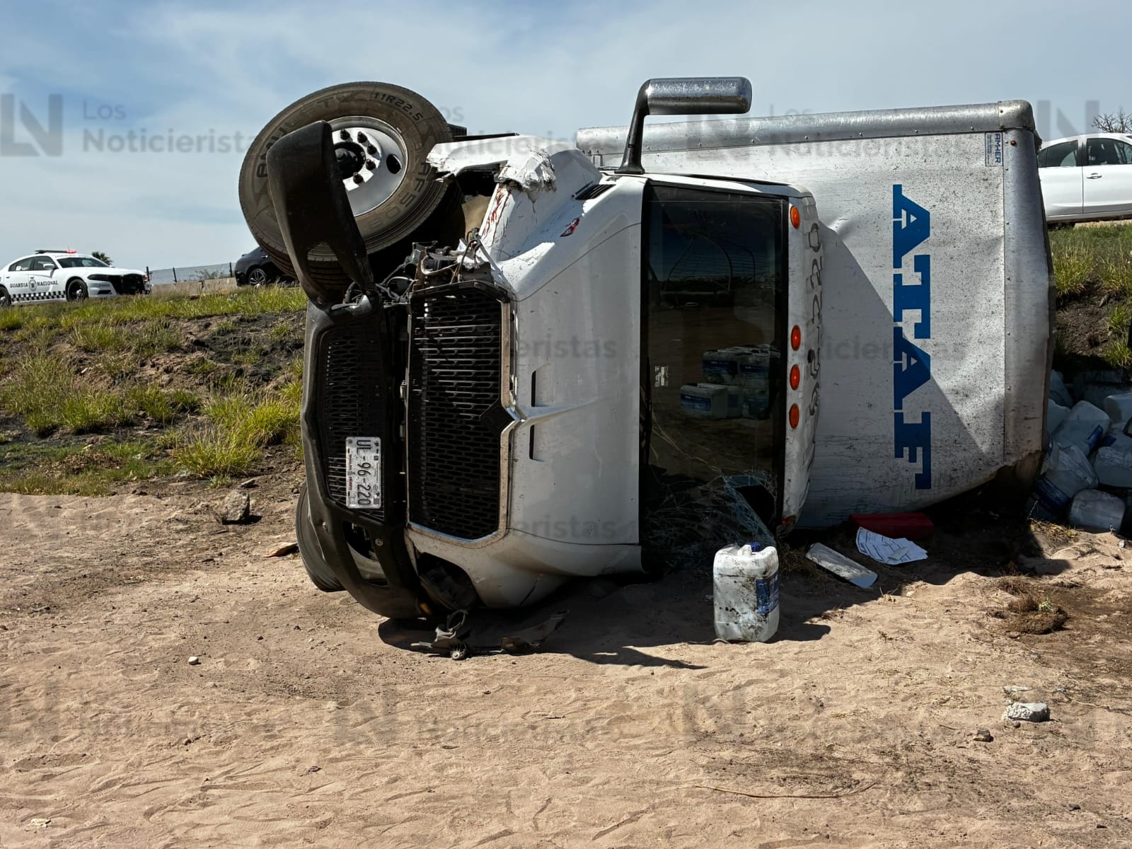 Tractocamión queda volcado a las orillas de la México 15 en Juan José Ríos
