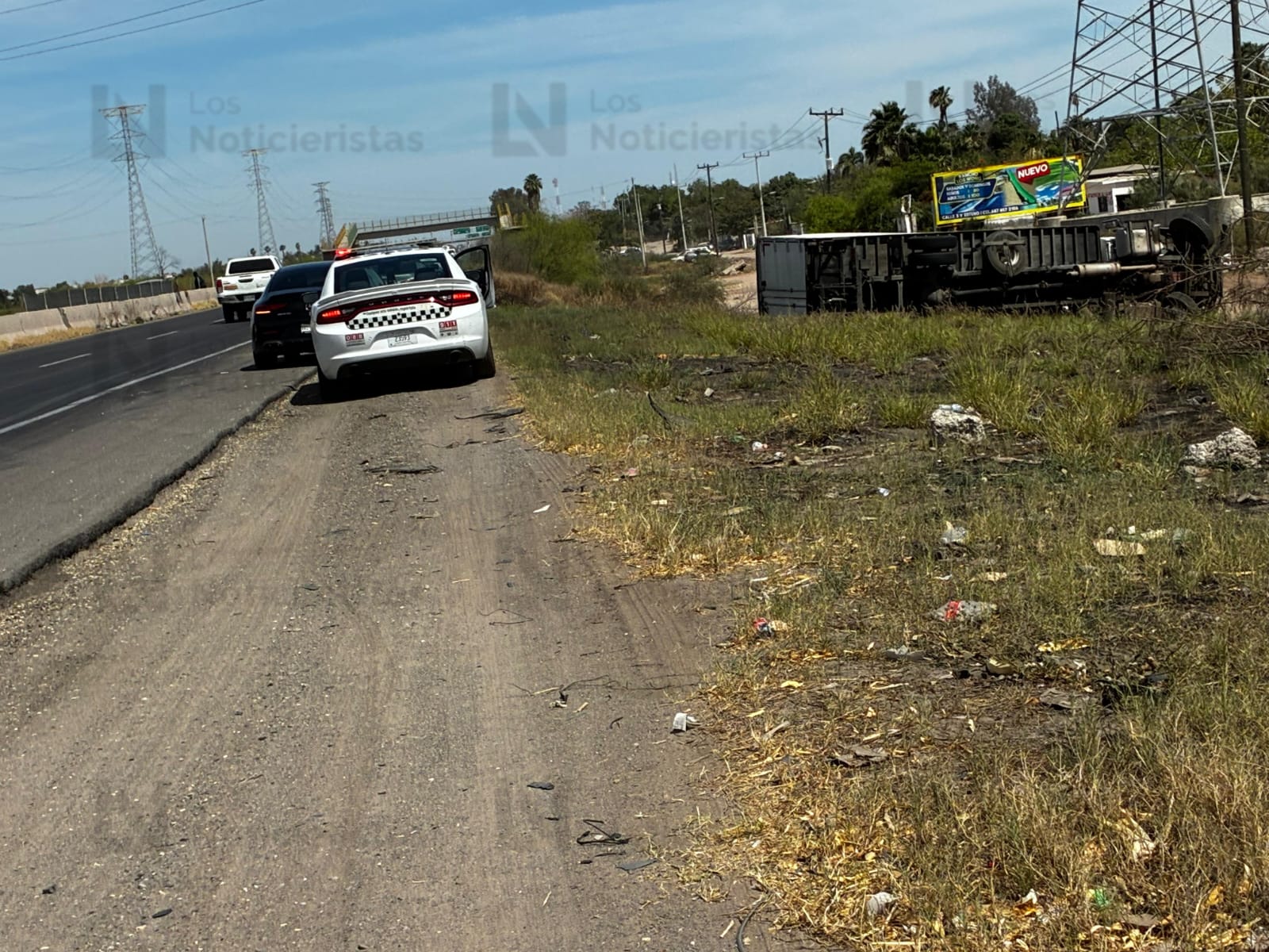 Tractocamión queda volcado a las orillas de la México 15 en Juan José Ríos