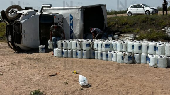 Tractocamión cargado de urea queda volcado a las orillas de la México 15 en Juan José Ríos, Sinaloa