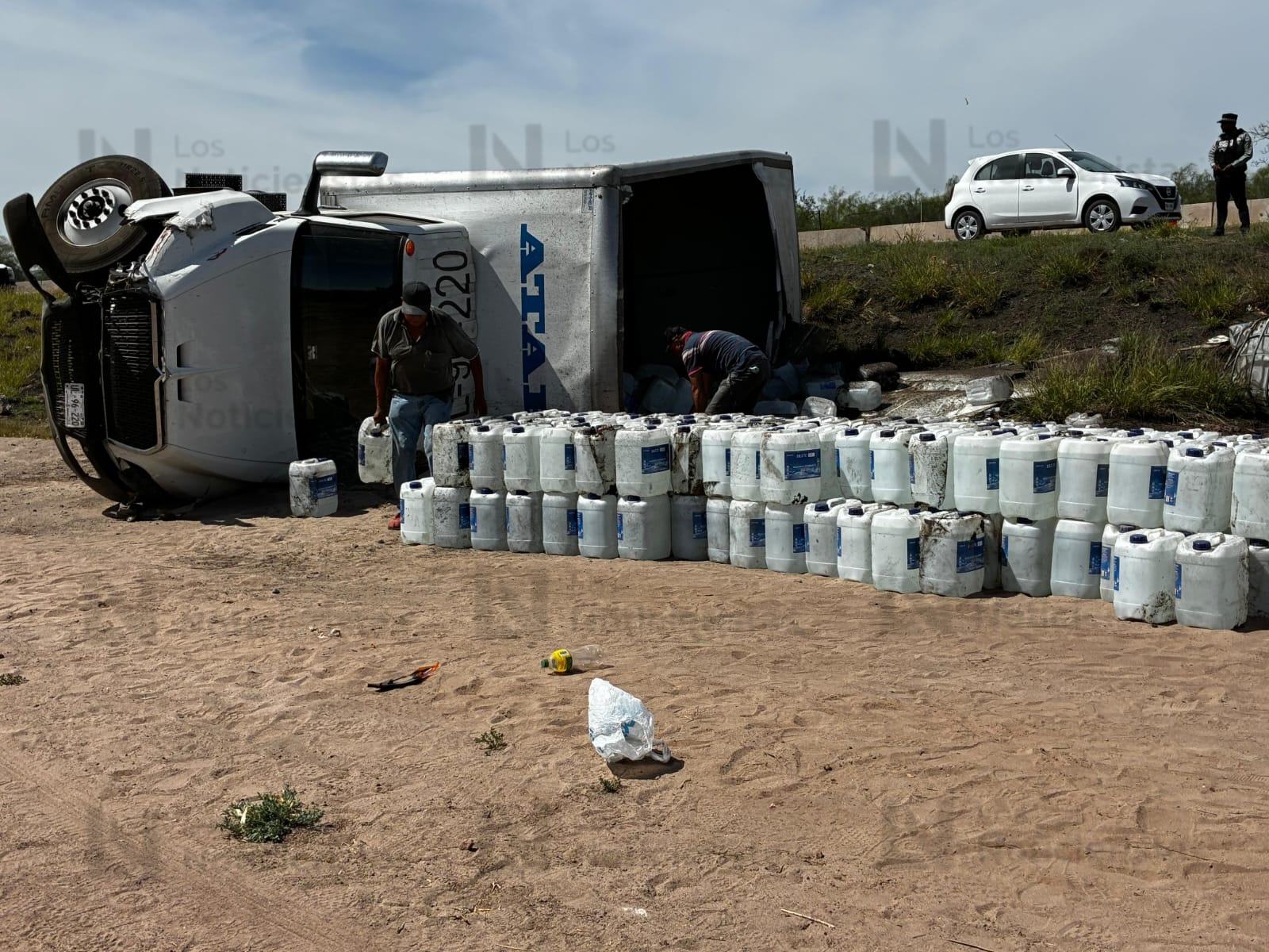 Tractocamión queda volcado a las orillas de la México 15 en Juan José Ríos
