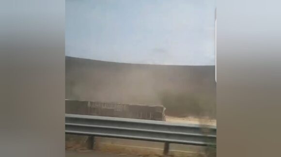 Se registra volcadura de tractocamión cargado de maíz en los cerros de Barobampo y la México 15 en Ahome, Sinaloa