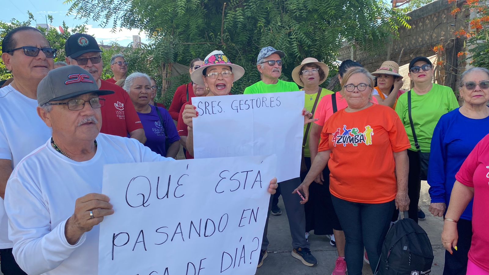 Adultos mayores se manifiestan en Casa de Día del ISSSTE
