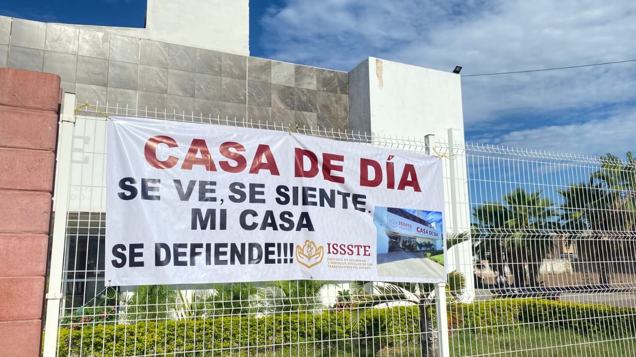 Adultos mayores se manifiestan en Casa de Día del ISSSTE