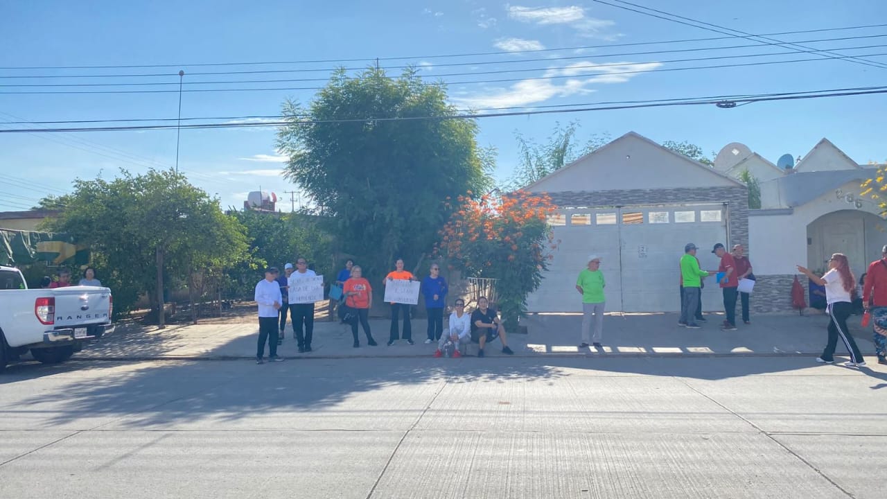 Adultos mayores se manifiestan en Casa de Día del ISSSTE