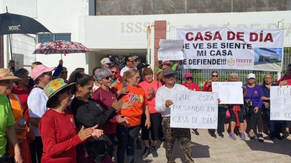 Adultos mayores se manifiestan en Casa de Día del ISSSTE; advierten posible huelga por falta de contratos y pagos en Guasave, Sinaloa