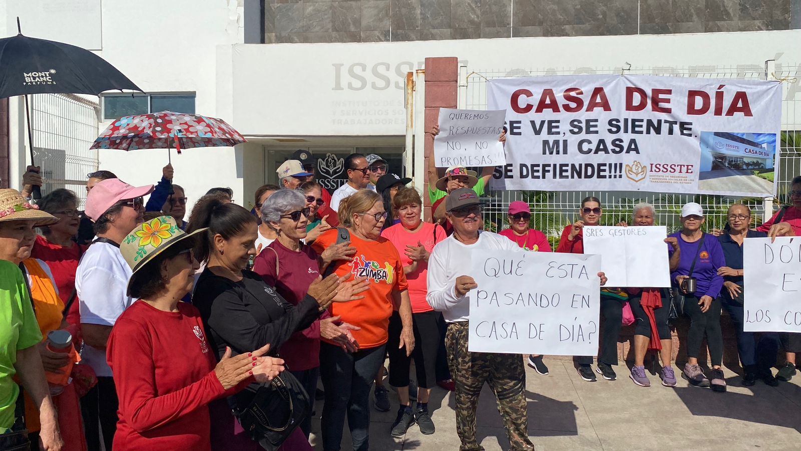 Adultos mayores se manifiestan en Casa de Día del ISSSTE