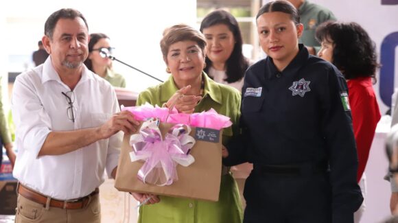 Alcaldesa  de Guasave, Sinaloa, reconoce a policías y anuncia bono especial por el Día del Policía